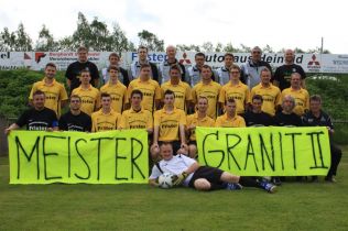 vorne liegend: TW Sascha Schmalz; vordere Reihe von links: Kapitän Thomas Roßner, Peter Seiler, Kevin Sachs, Johannes Oberländer, Lucas Vogel, Christian Lamser, Mario Feist, Jacob Seiler, Udo Zeh, 1. Vorstand Karl Sachs; mittlere Reihe von links: Spielleiter Max Kefes, Martin Sachs, Jacob Schüder, Stefan Seibel, Stefan Franz, Peter Scholz, Sascha Raithel, 2. Vorstand Matthias Kruppa, Detler Wendler; hintere Reihe von links: Sebastian Kunert, Andreas Schreiner, Timo Bergmann, TW Volker Möller, Sascha Sturm, Trainer Norbert Endrejat, Betreuer Uwe Fell, Michael Schuberth